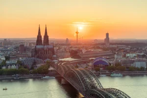 Köln Dom und Fernsehturm hinter Rhein
